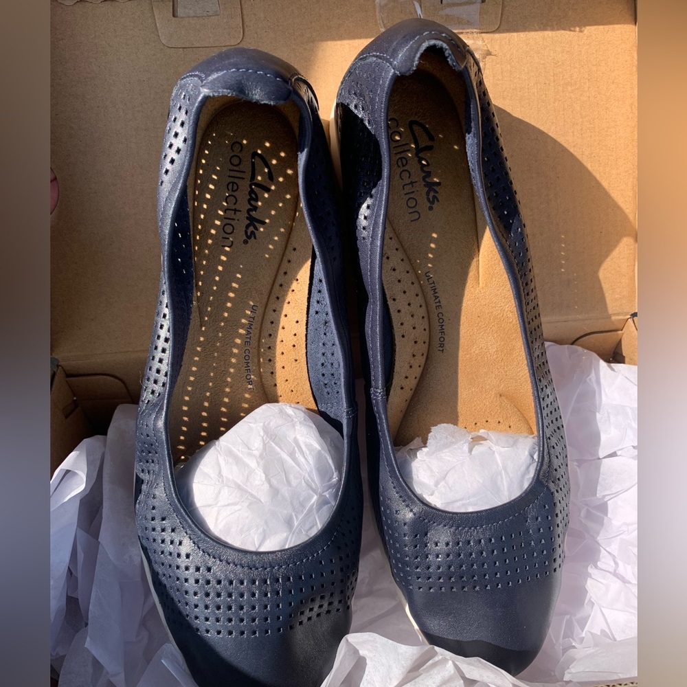 Jenette Ease Navy Leather Clark’s Flats Women’s Size 7M new in box